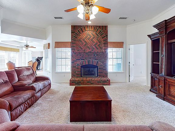 4th image of 33 E Harvard Cir