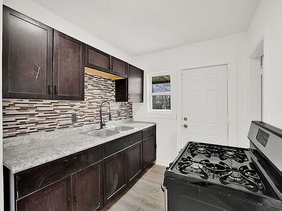 3rd image of 4084 Tyler St