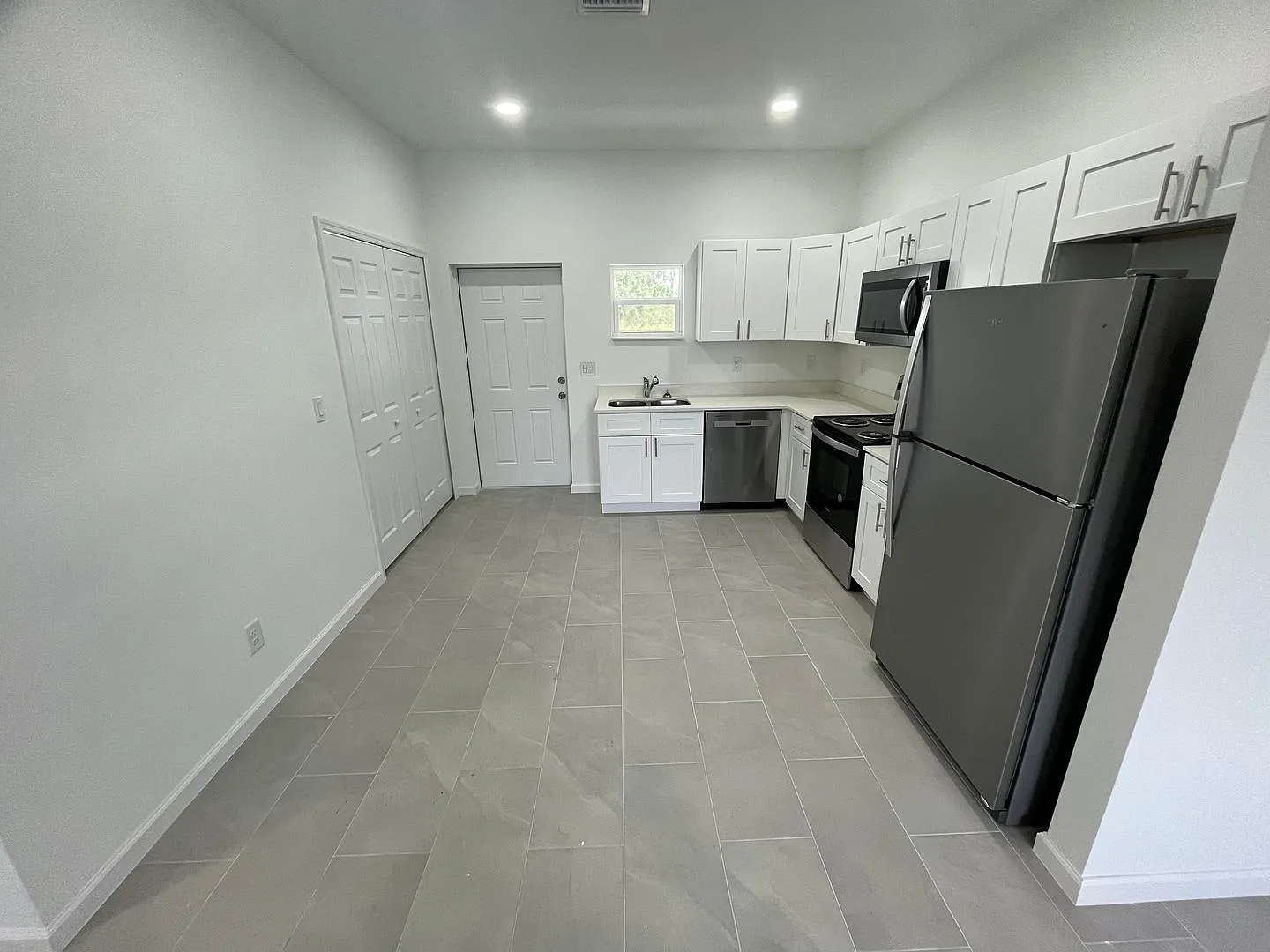Bright & Modern 2 Bed-1 Bath Pet-Friendly Home in Desirable Lehigh Acres — Photo 3