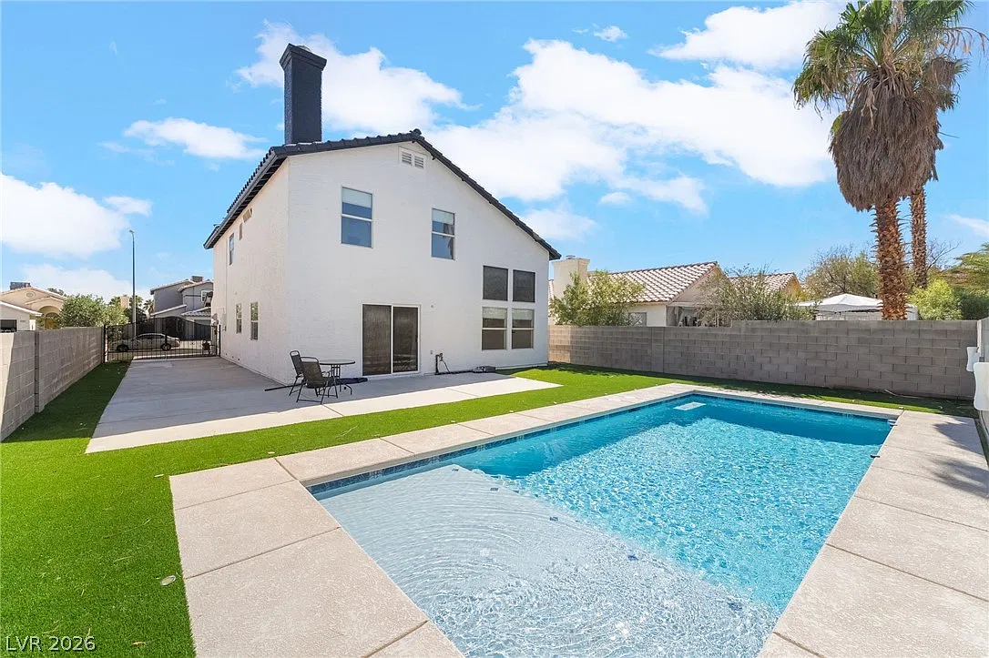 4 bed, 2.5 bath, 1718 sqft, $2,995 — Photo 1