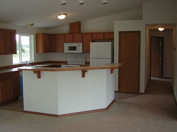 Large Kitchen w/pantry 