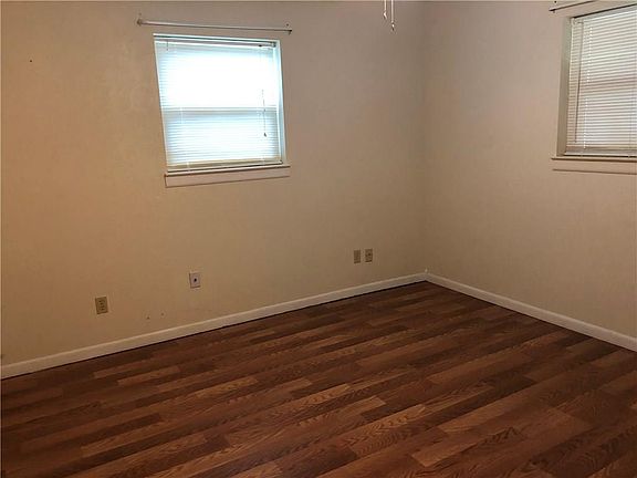 5th image of 408 W Hillcrest St