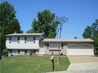 62 Forest Knoll Dr, Fenton, MO 63026