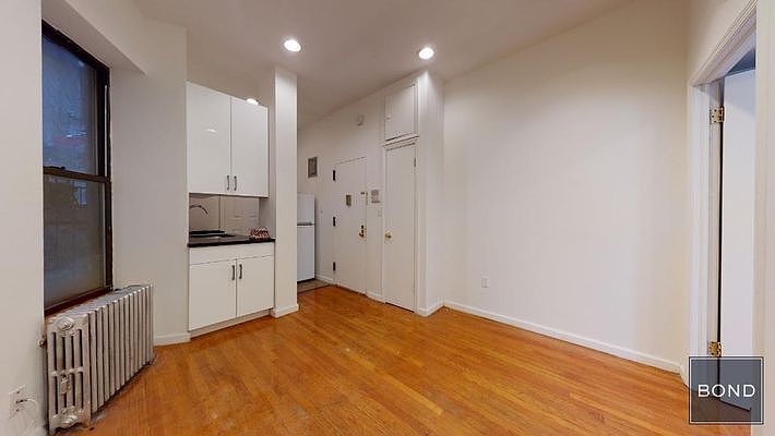 1st image of 214 E 10th St APT 2