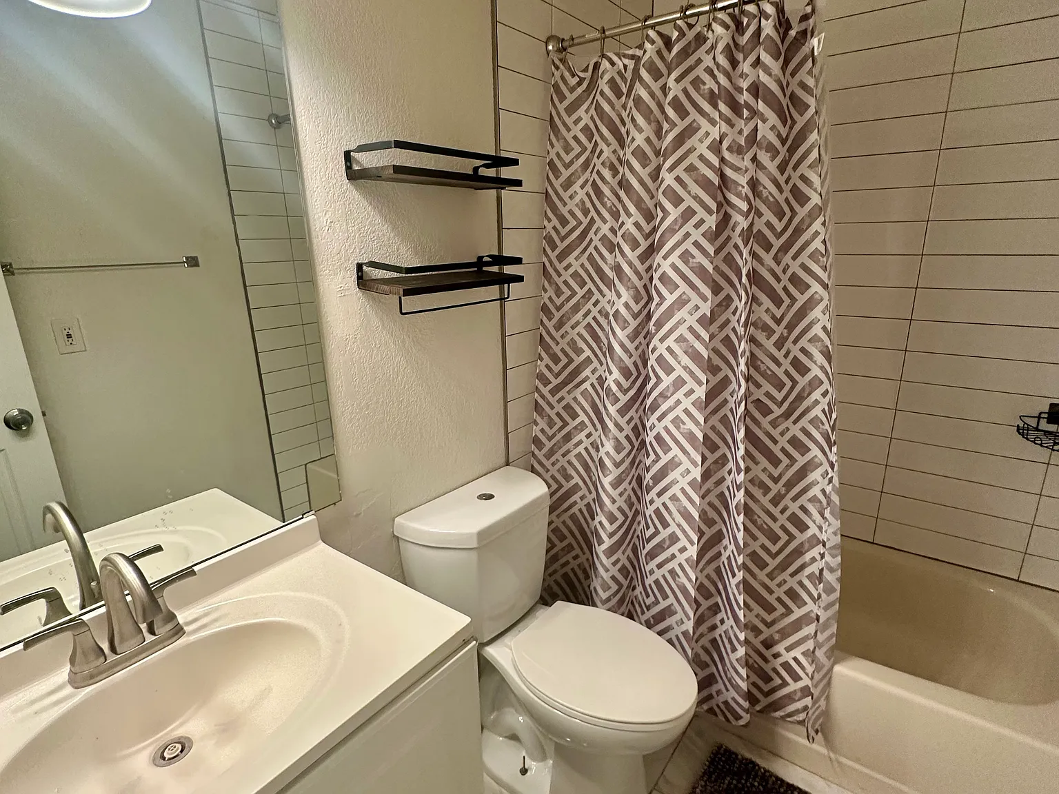 3 bed, 1097 sqft, $2,225 — Photo 3