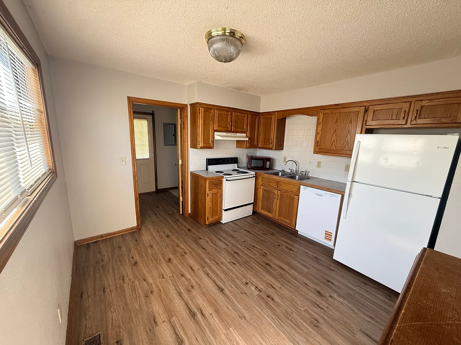 2 bed, 1.0 bath, $800 — Photo 3
