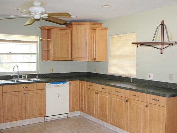 5th image of 1612 Churchill St