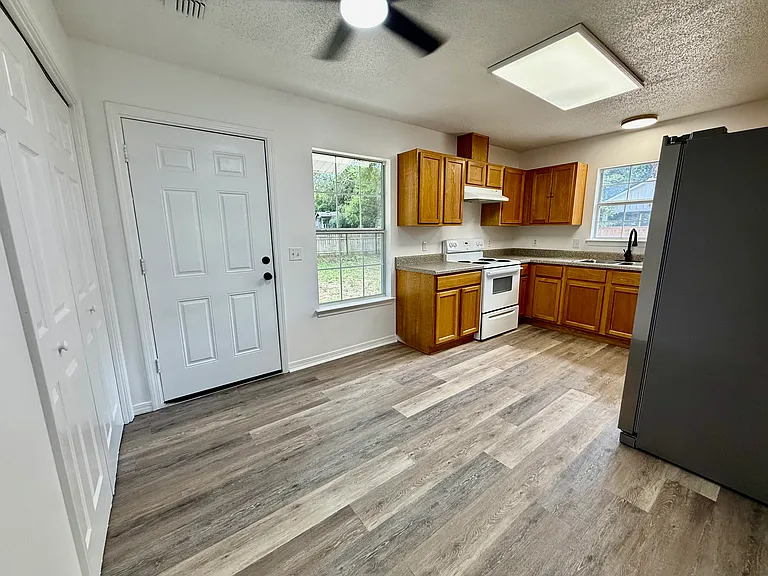3042 Tiffany Ln — Photo 4