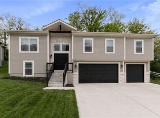 5660 NW Heritage Hill Rd, Parkville, MO 64152