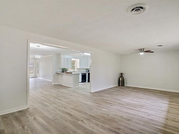 5th image of 257 Valley Vista Dr
