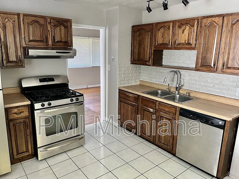 3 bed, 1.0 bath, 1570 sqft, $1,500 — Photo 4