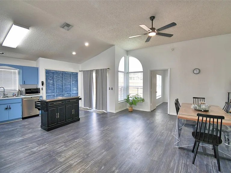 2935 Dickens Cir — Photo 57