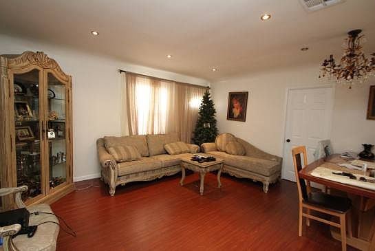 4th image of 11742 Blythe St