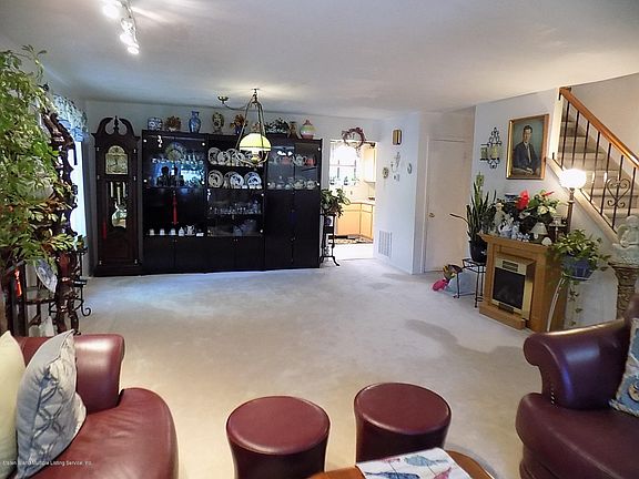 3rd image of 19 Arrowood Ct