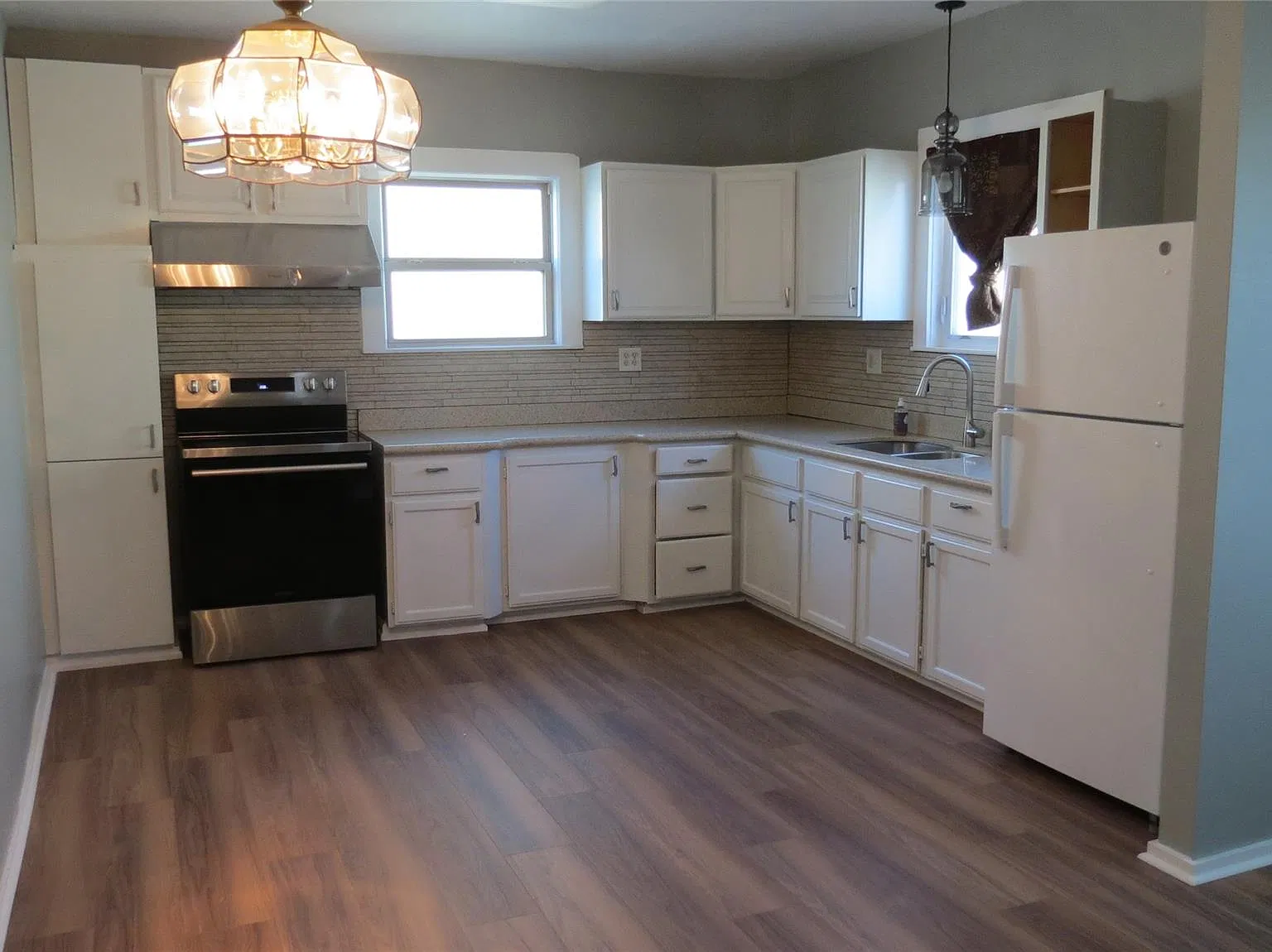 2 bed, 1.0 bath, 3000 sqft, $1,200 — Photo 3
