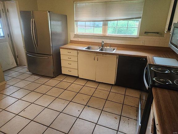 3rd image of 2230 Wedgwood Dr W