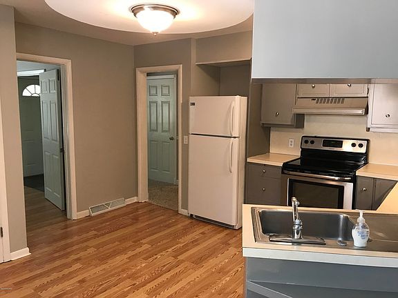 3rd image of 3885 Wickham Dr