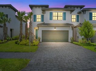 7476 Rockefeller Dr, Naples, FL 34119