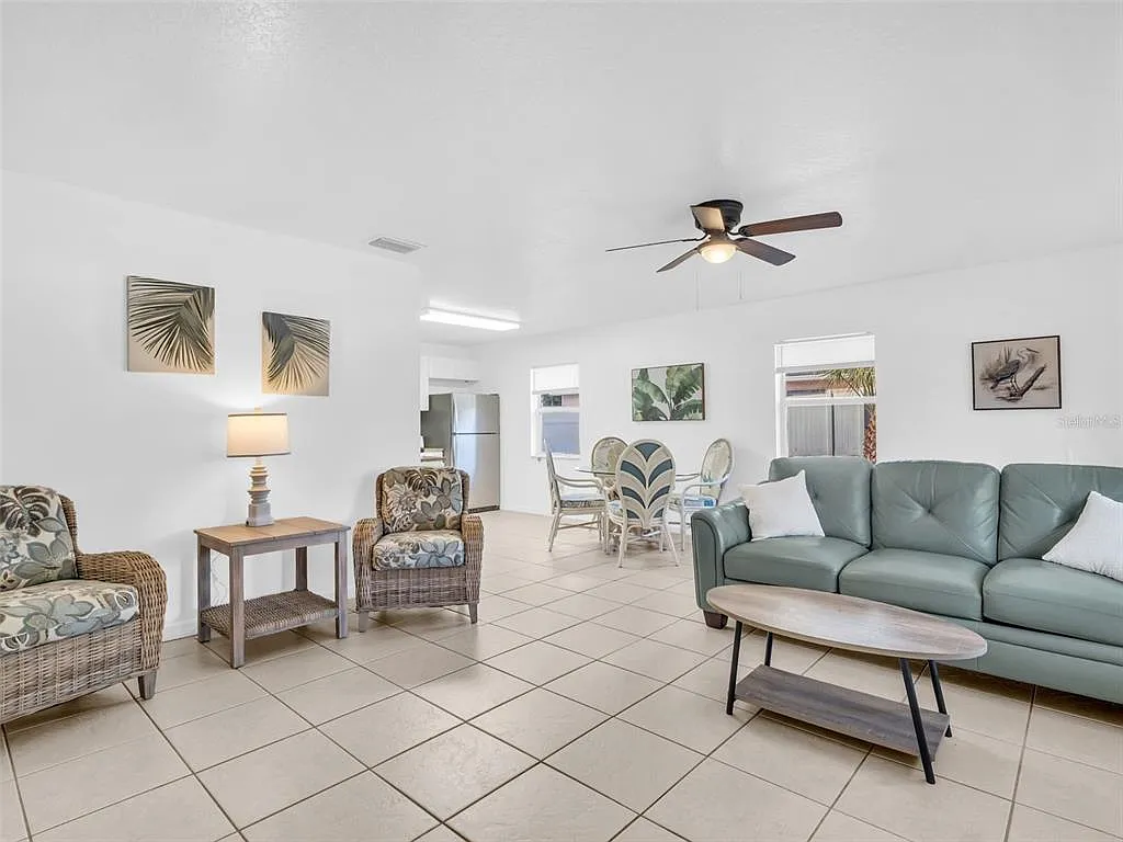 3 bed, 1.0 bath, 999 sqft, $3,000 — Photo 2