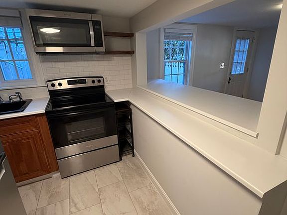 3rd image of 11 King St Unit 2