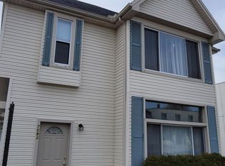 7593 Macomb St APT 1R, Grosse Ile, MI 48138