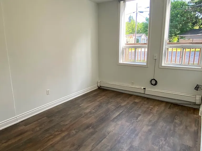 590 Main St E #4 — Photo 11