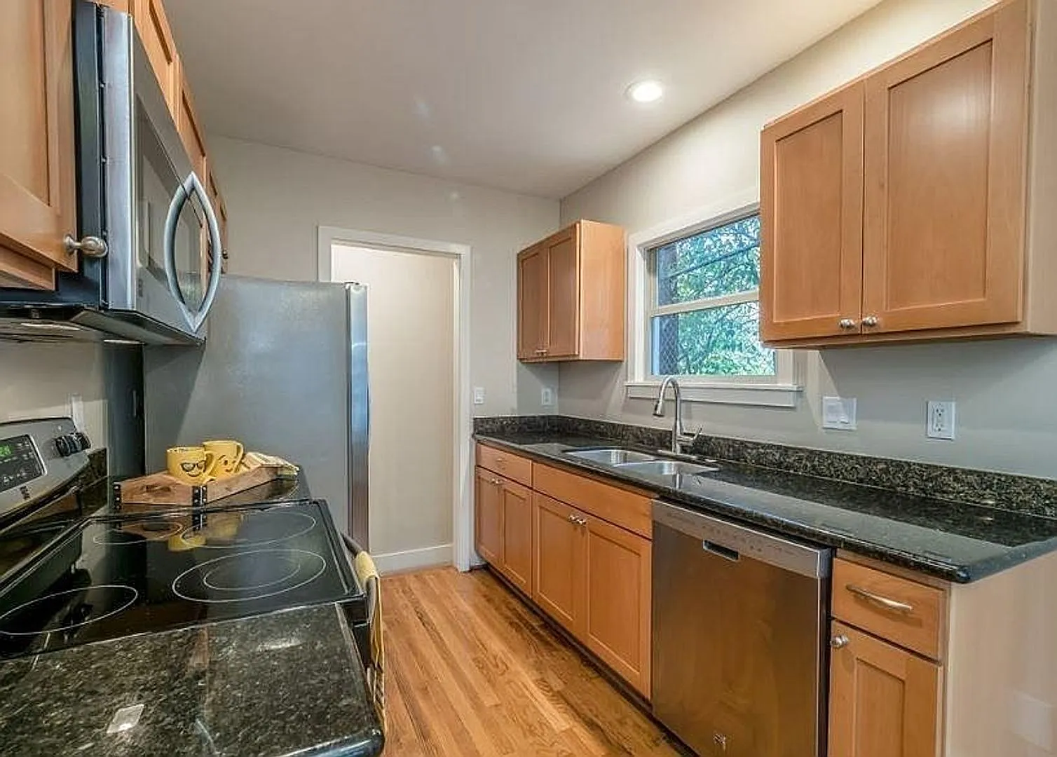 U District - Beautiful 2 Bed / 2 Bath Townhouse — Photo 3