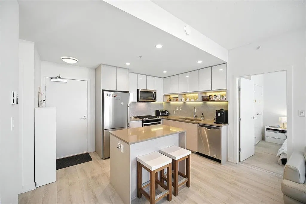 2 bed, 825 sqft, $2,700 — Photo 3