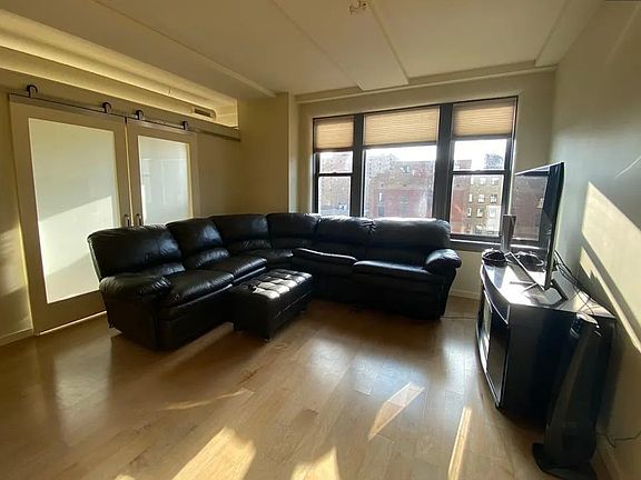 4th image of 915 Olive St #1