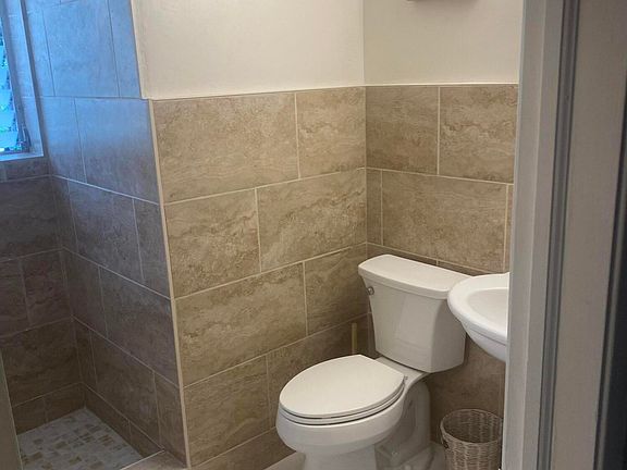 5th image of 30 Andrews Avenue #23c