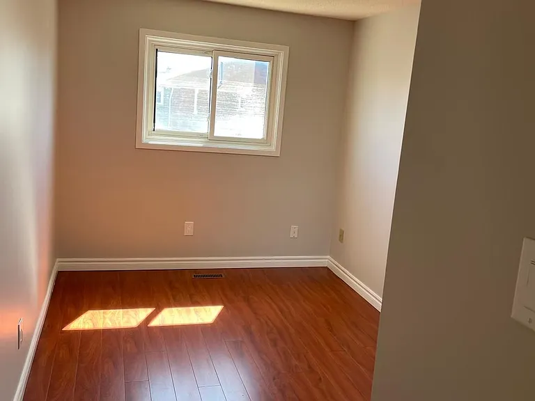 33 Rowe Ct — Photo 7