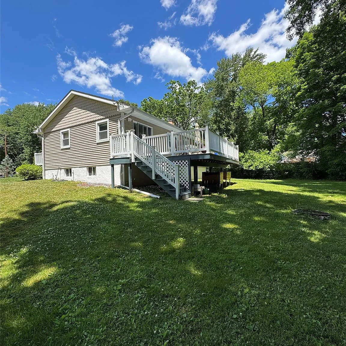 3 bed, 1.0 bath, 996 sqft, $3,000 — Photo 2
