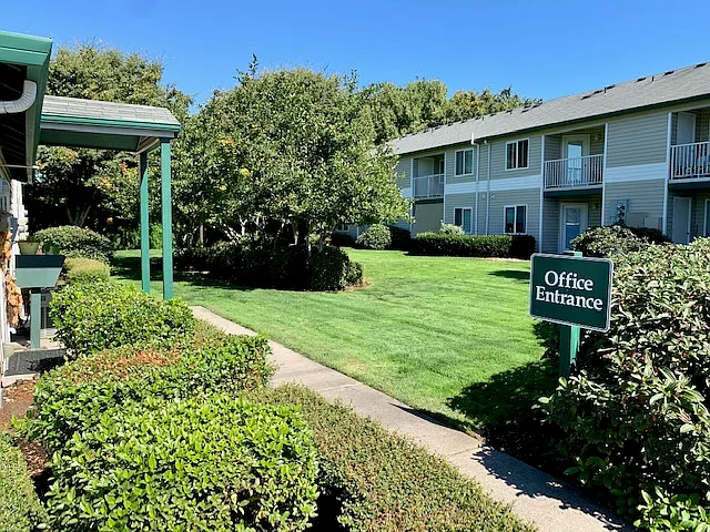 Westbury Commons — Photo 8