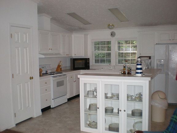 Wonderful kitchen with lots of light