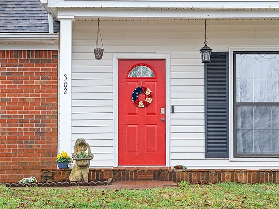 4th image of 302 Robin Hood Dr