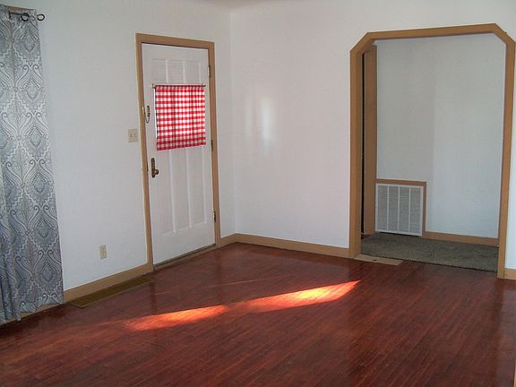 3rd image of 803 Custer Ave #1