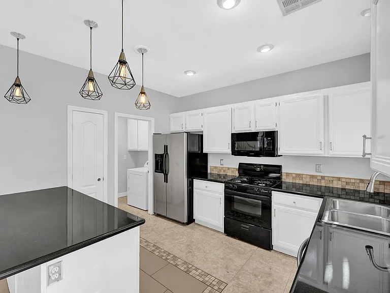 1009 Black Olive St — Photo 7