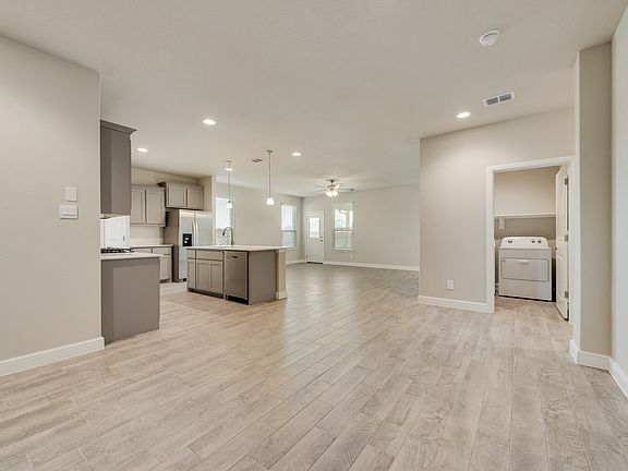 4th image of 16040 Farringdon St