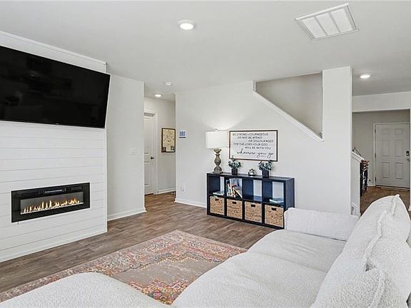 3rd image of 161 Hickory View Ln