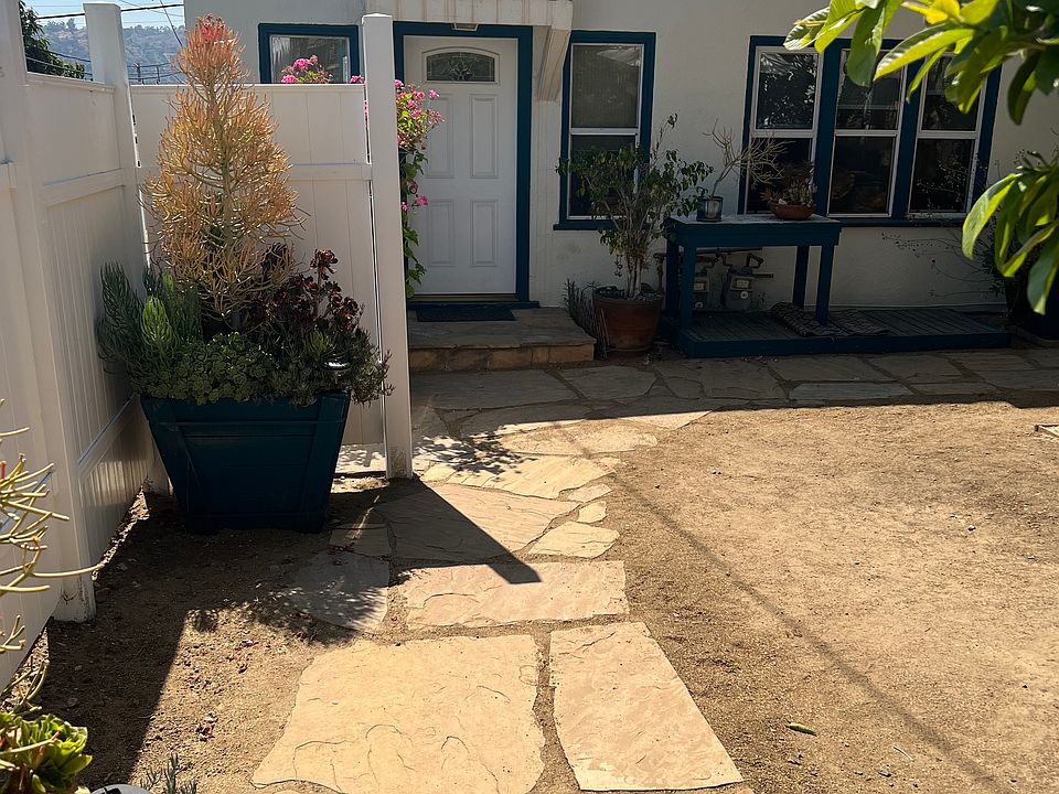 Flagstone w
Walkway leading to unit