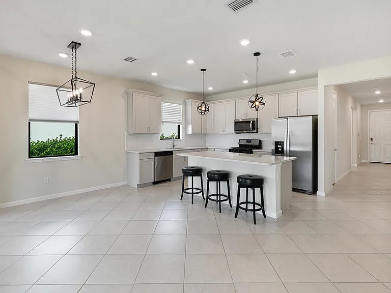 471 SE Vallarta Dr — Photo 3