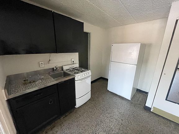 2nd image of 2441 Holmes St #19