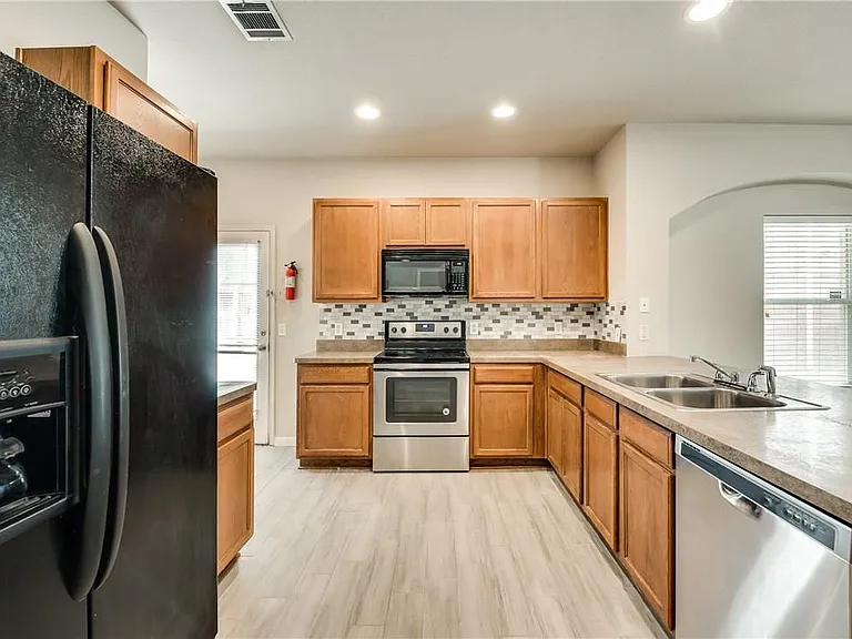 952 Bentwood Trl — Photo 8