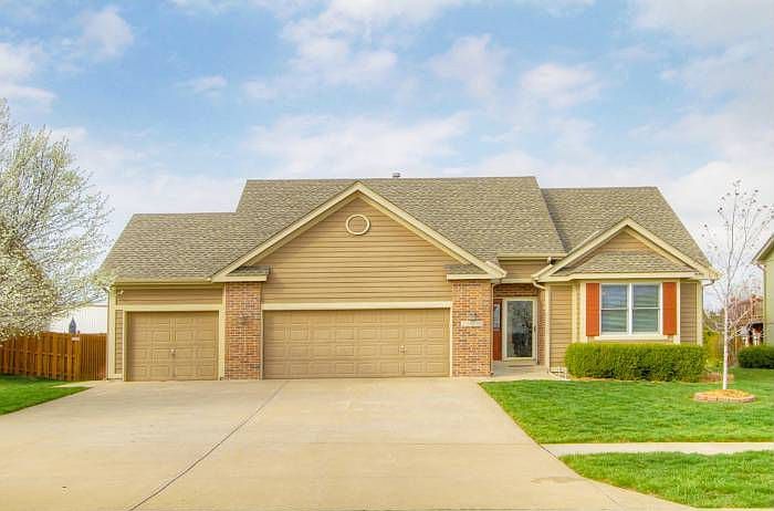Beautiful home w/brick