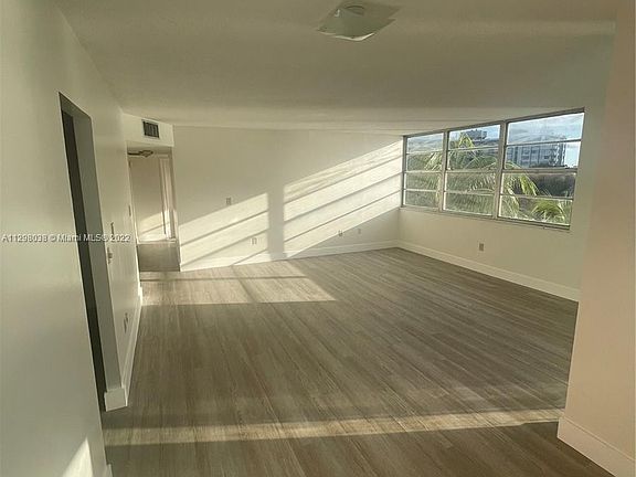 3rd image of 1301 Miami Gardens Dr APT 405W