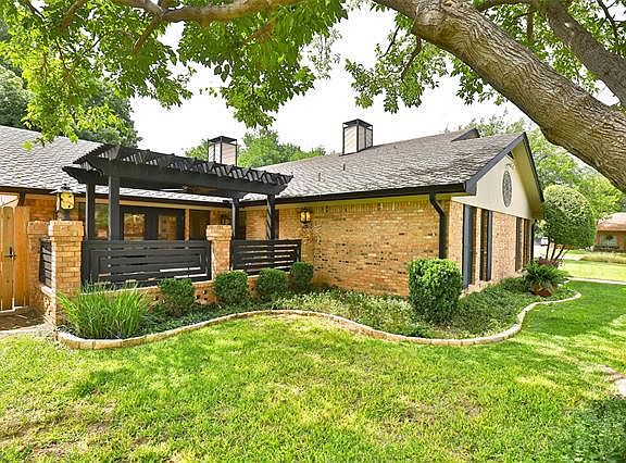 2nd image of 2557 Meadow Lake Dr