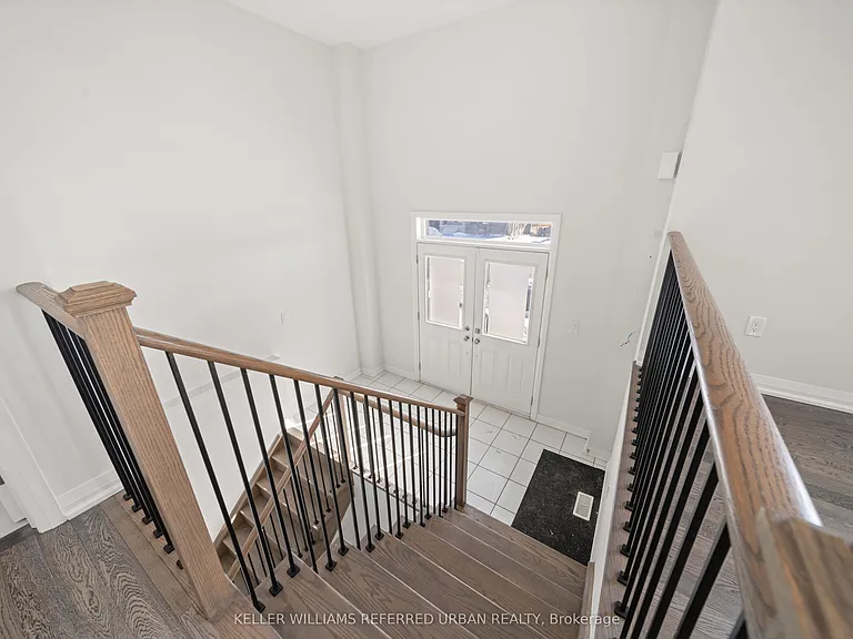 1466 Stovell Cres #MAIN UPPER — Photo 2