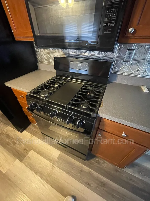 4 bed, 2.0 bath, $1,900 — Photo 2