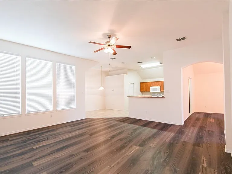 234 Silvercreek Dr — Photo 6