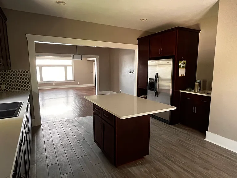 502 E Locust St — Photo 3